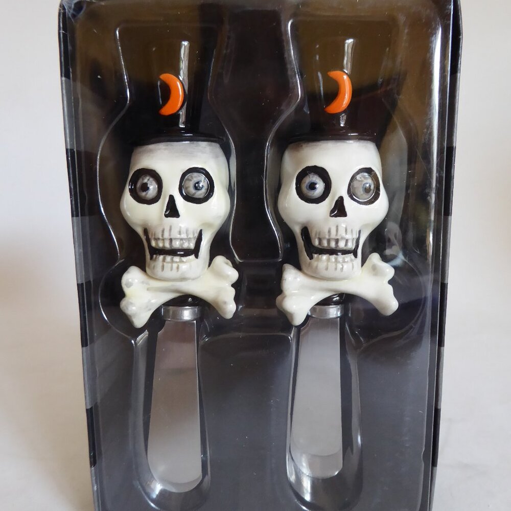NEW 2005 DEPARTMENT 56 FRANKENSTEIN’S LAB HALLOWEEN SKULL CROSSBONES SPREADERS